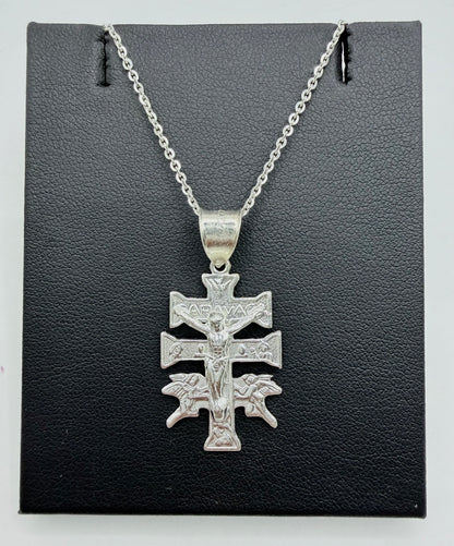 Collar con Cruz de Caravaca en plata .925, vista frontal con cadena de 45 cm