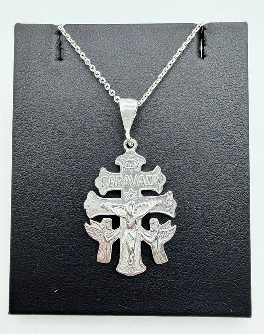 Cruz de Caravaca en plata .925 con cadena, presentada sobre fondo gris — vista frontal del dije con detalles en relieve