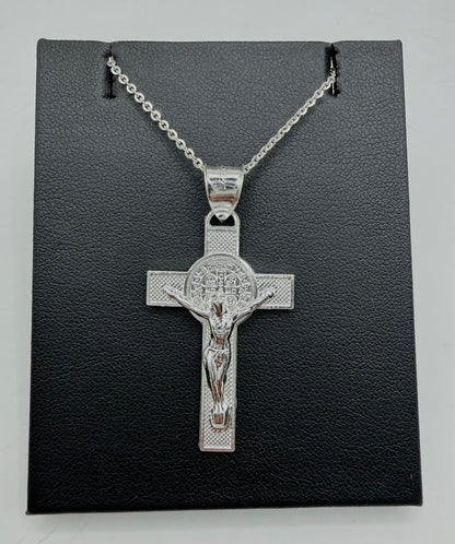 Collar crucifijo con San Benito en plata .925, cadena 50 cm, dije 4.5 cm alto