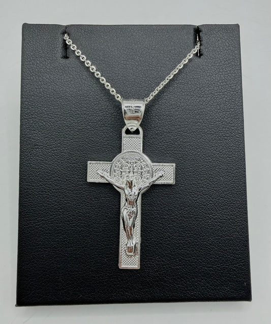 Collar crucifijo con San Benito en plata .925, cadena 50 cm, dije 4.5 cm alto