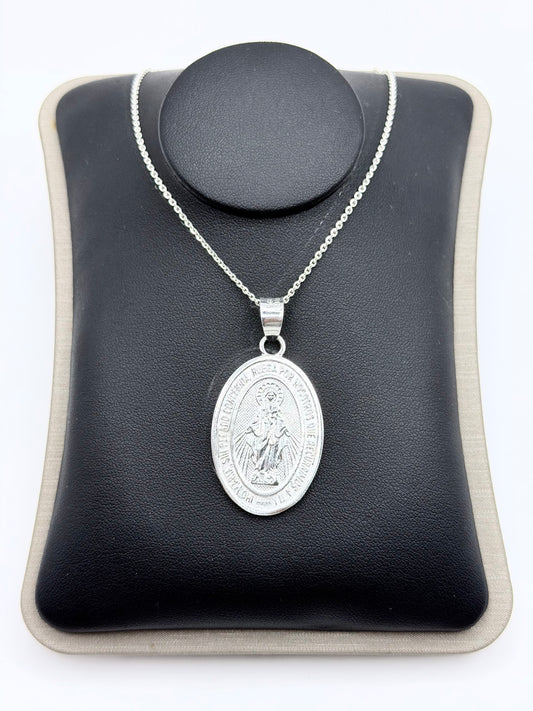 Collar de plata .925 con medalla ovalada de la Virgen María, cadena de 50 cm, presentado en estuche Negro con almohadilla