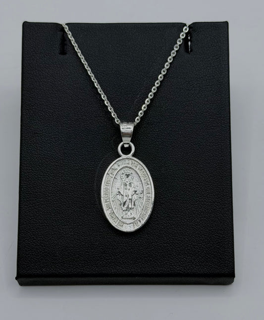 Medalla ovalada de la Virgen María en plata .925, grabada en relieve, colgada de cadena de eslabones de plata sobre fondo negro