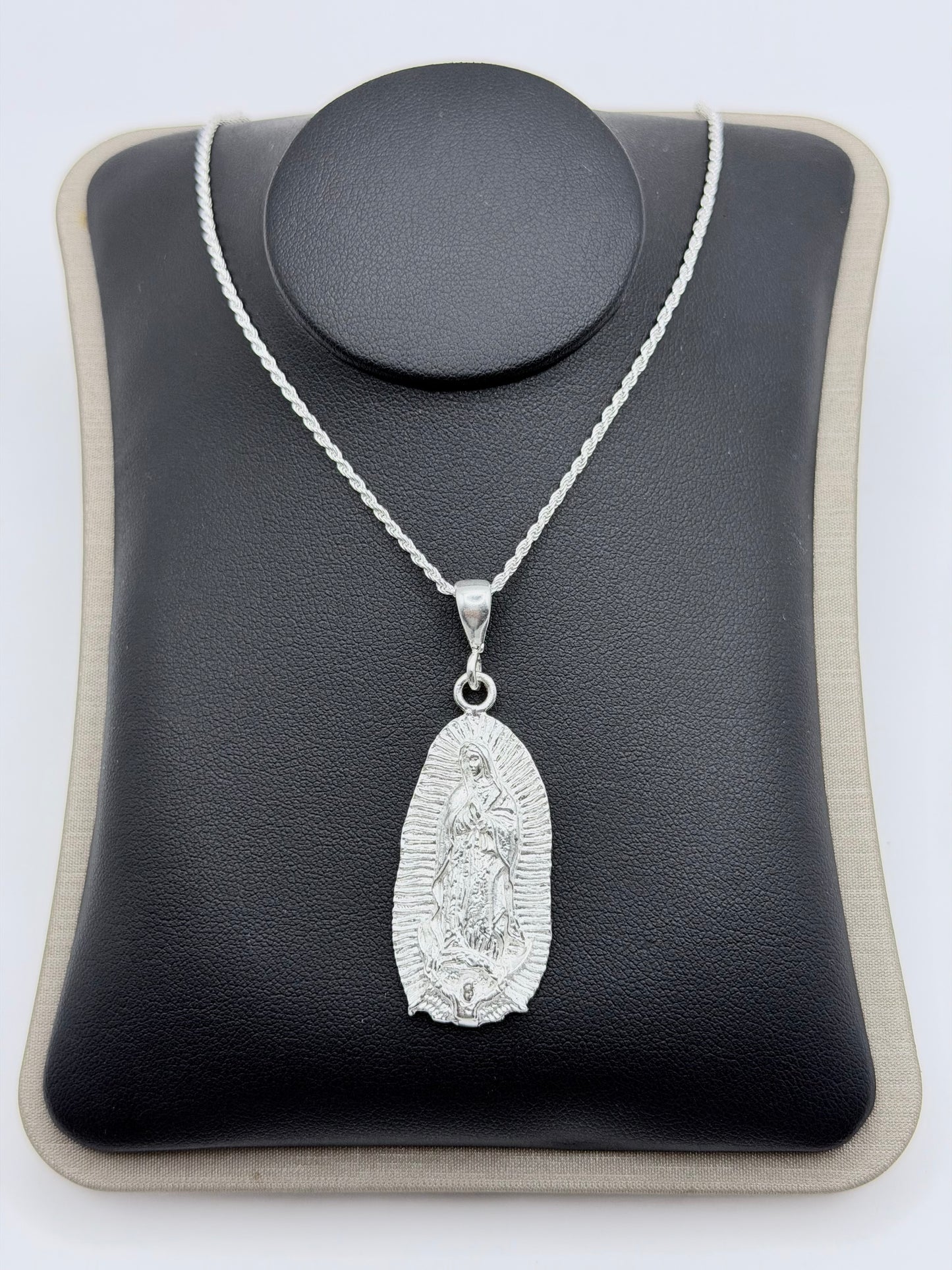 Collar con dije Virgen Guadalupe en plata .925 repujado a mano, cadena torsal 45 cm, sobre presentador negro