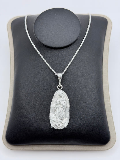 Collar con dije Virgen Guadalupe en plata .925 repujado a mano, cadena torsal 45 cm, sobre presentador negro
