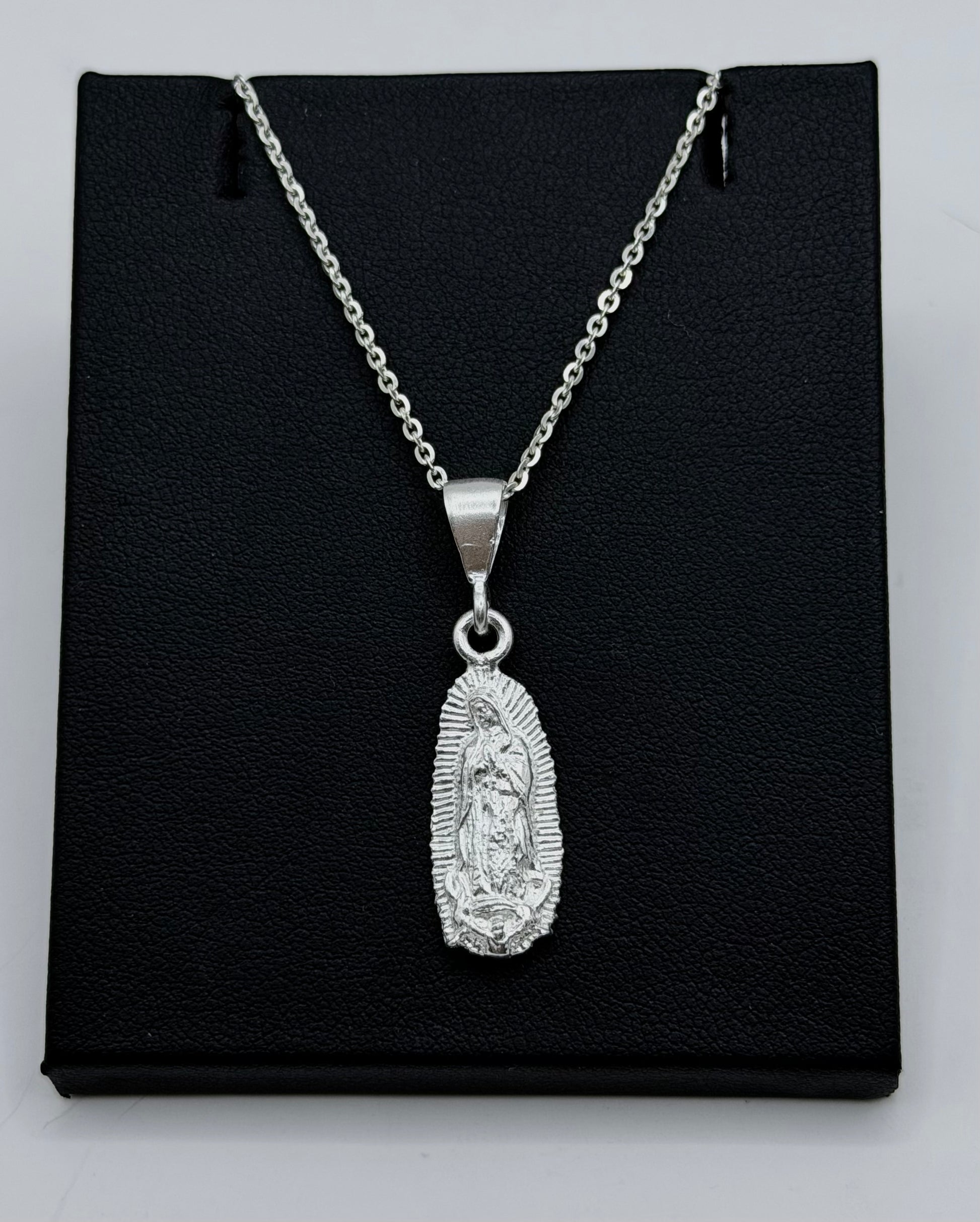 Collar de plata .925 con dije de Virgen Guadalupe, cadena de 45 cm, sobre caja negra de presentación