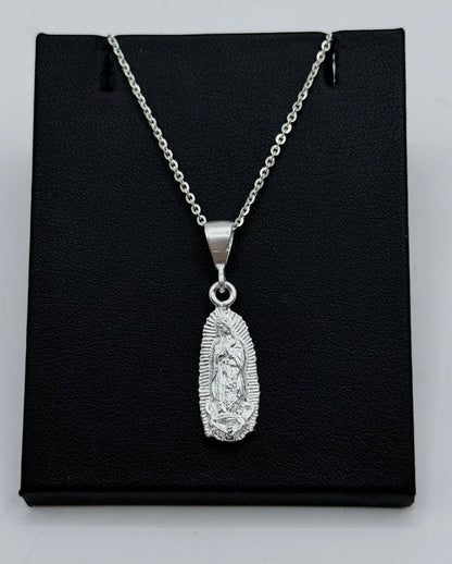 Collar de plata .925 con dije de Virgen Guadalupe, cadena de 45 cm, sobre caja negra de presentación