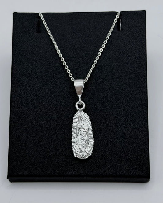 Collar de plata .925 con dije de Virgen Guadalupe, cadena de 45 cm, sobre caja negra de presentación