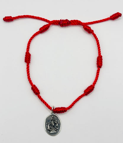 Pulsera roja con medalla de plata de la Virgen Desatanudos, cierre ajustable de nudo corredizo