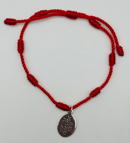 Detalle del anverso de la medalla grabada en plata .925 con la imagen de la Virgen Desatanudos