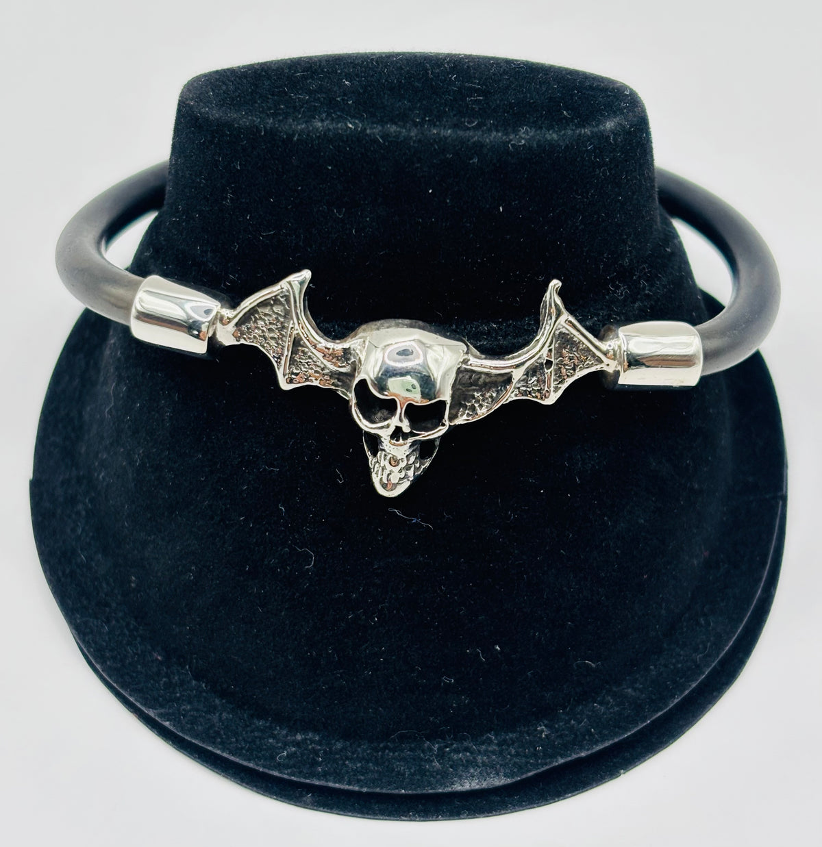 Pulsera de calavera en plata .925 con caucho negro, detalle frontal del cráneo fundido