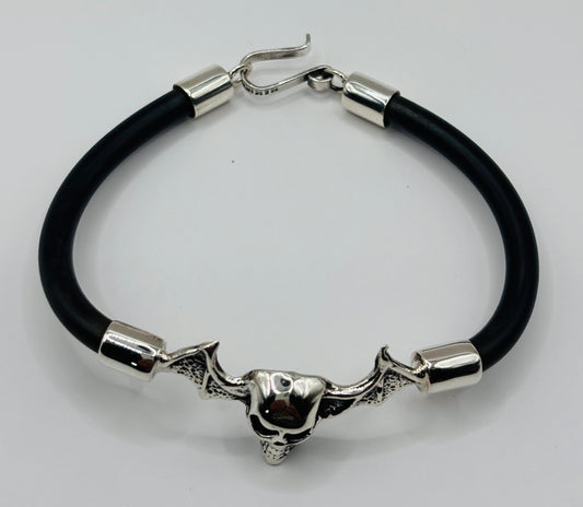 Vista lateral de pulsera calavera — cierre gancho seguridad en plata pulida
