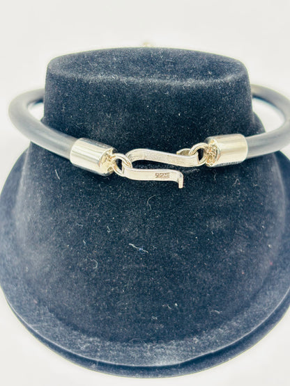 Detalle de cierre seguridad pulsera calavera — hallmark .925 visible