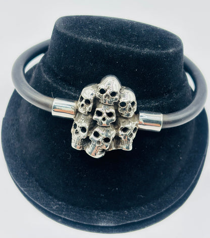 Pulsera de calaveras en plata .925 con caucho negro, cierre de gancho ajustable, 20cm de largo, hecha por Bravo Joyería en Taxco