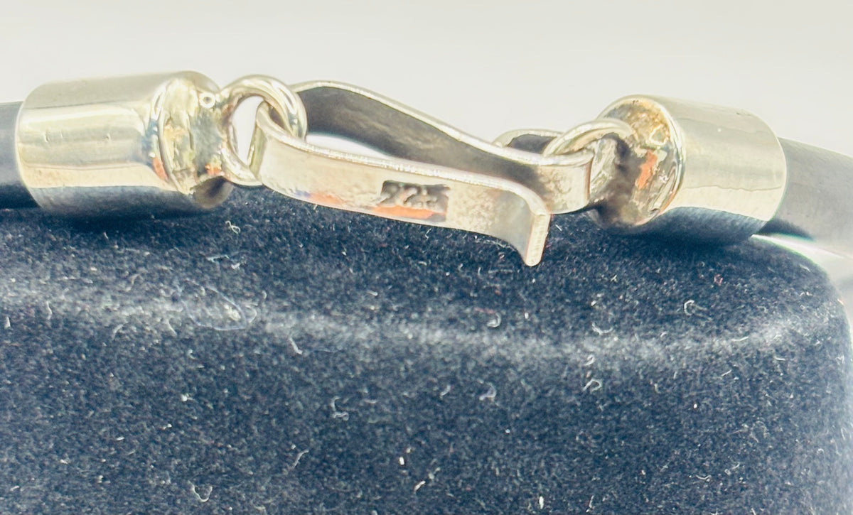 Pulsera de calaveras vista lateral, mostrando el cierre de gancho de seguridad en plata .925 y el acabado detallado de cada calavera