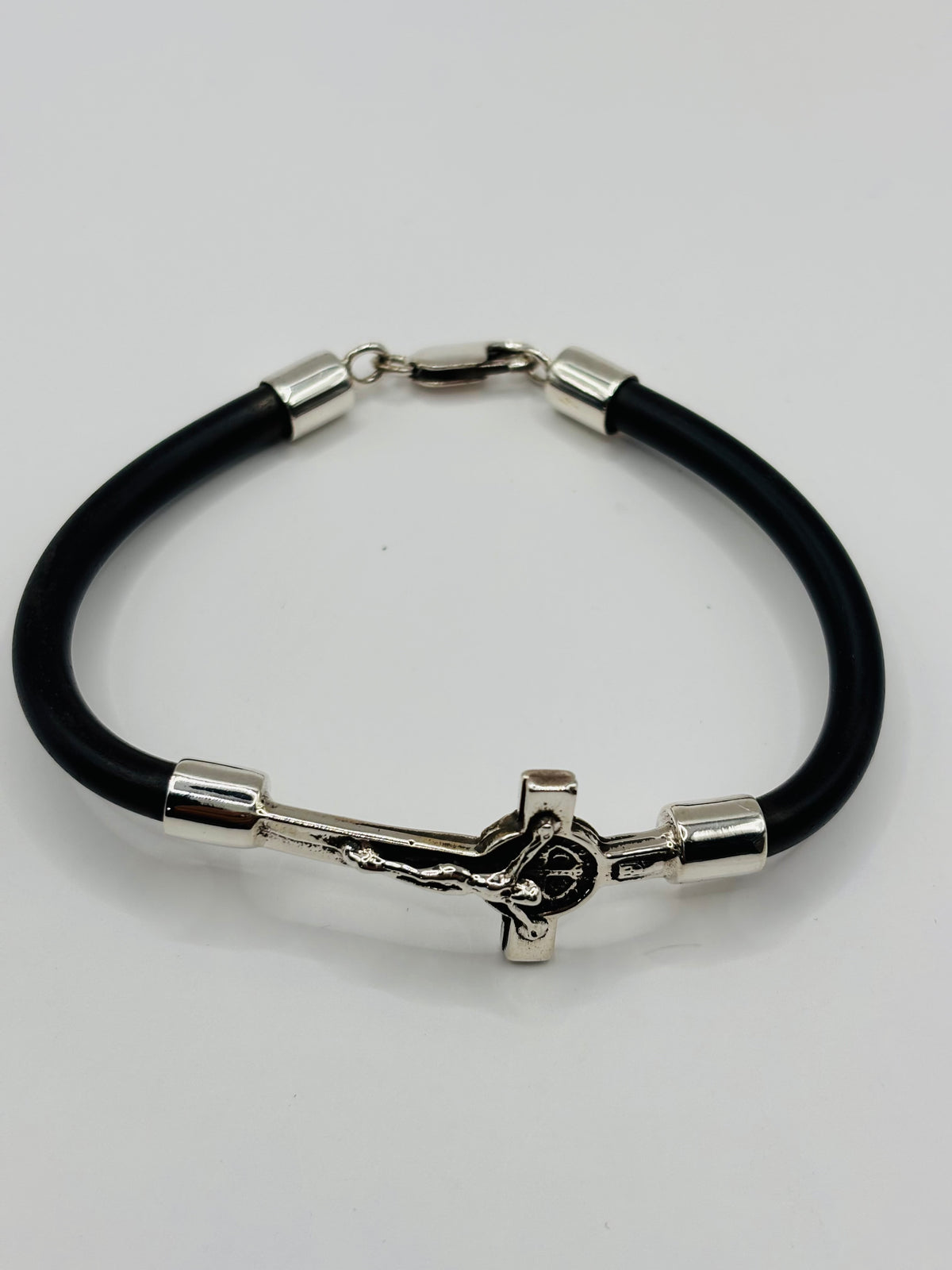 Detalle del crucifijo articulado en plata .925 y cierre de lobster de la pulsera religiosa