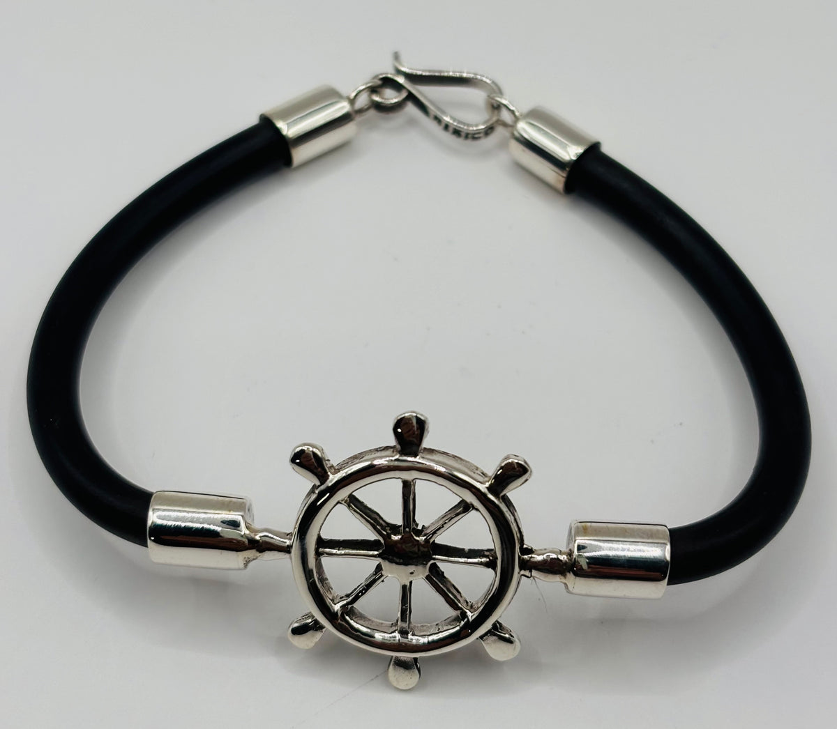 Detalle del timón calado en plata — diseño náutico minimalista de Bravo Joyería Taxco