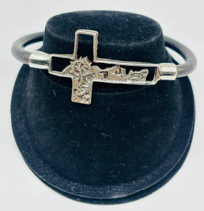 Pulsera religiosa de cruz con rostro de Jesús en plata .925 sobre caucho negro, vista frontal