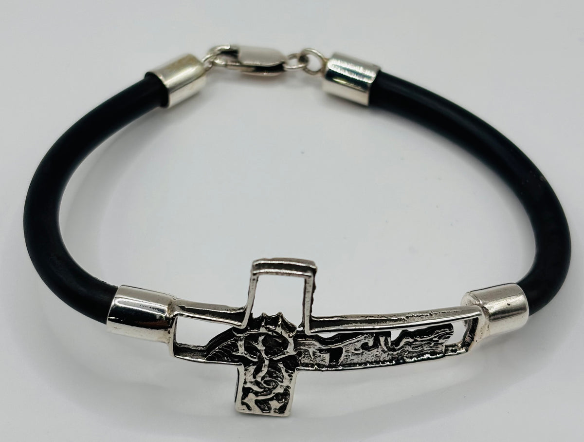 Detalle de la cruz con iconografía de Jesús en relieve, pulsera de caucho flexible