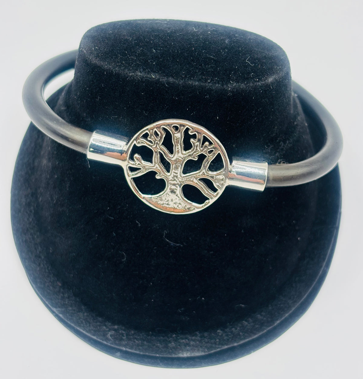 Pulsera Árbol de la Vida en plata .925 con medallón en relieve y banda de caucho natural