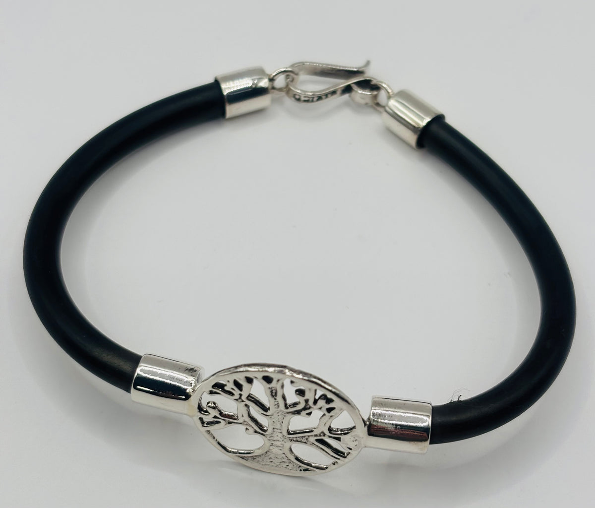 Detalle del cierre de mosquetón en plata de la pulsera Árbol de la Vida