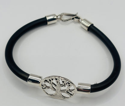 Detalle del cierre de mosquetón en plata de la pulsera Árbol de la Vida
