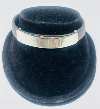 Pulsera de plata .925 y caucho negro, vista frontal en forma de teardrop