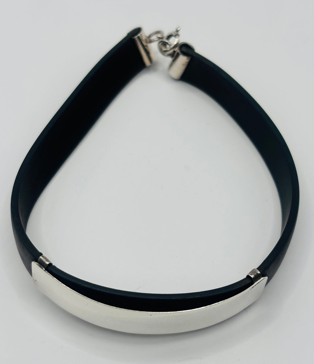 Pulsera de plata y caucho extendida, mostrando el largo de 20 cm y el cierre