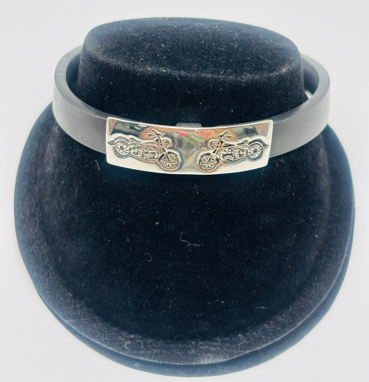 Pulsera de plata .925 con placa grabada en motos, sobre dosificador negro