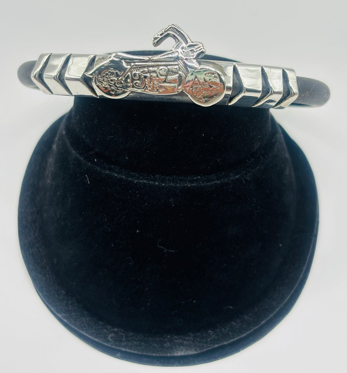 Pulsera de plata .925 con motocicleta en relieve, cierre de eslabón, vista superior