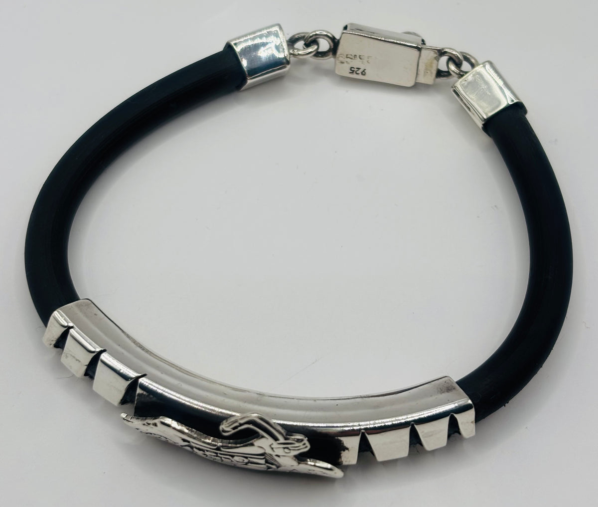 Detalle de cierre seguro y hallmark .925 en pulsera de plata Bravo Joyería