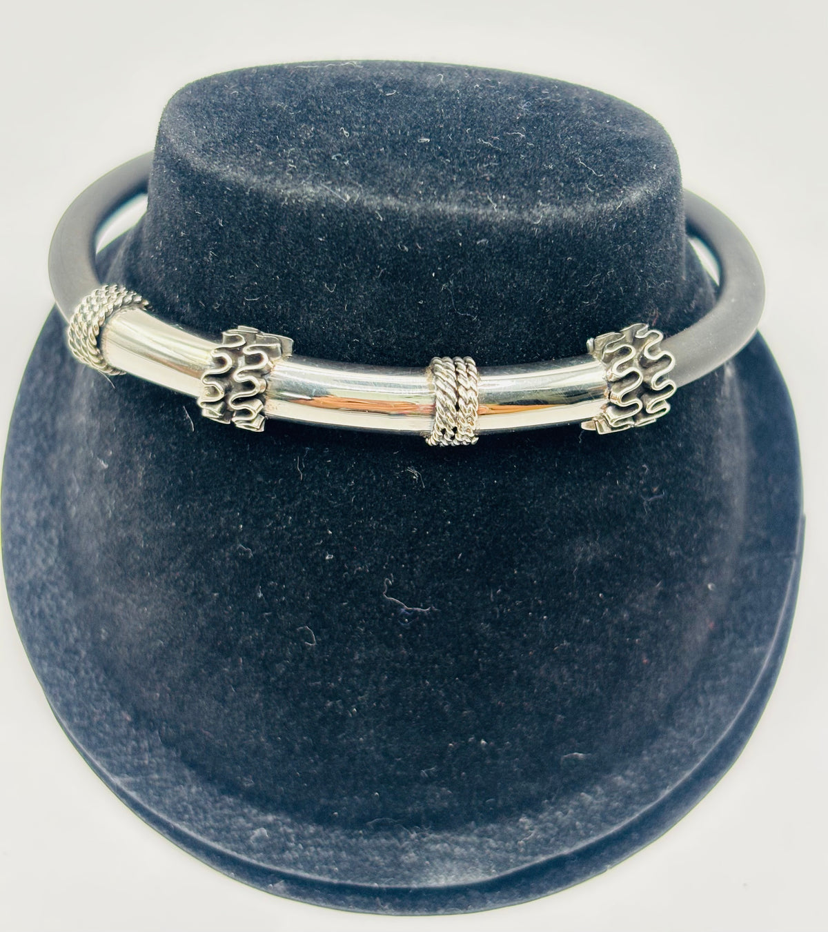 Pulsera de plata .925 con caucho negro y eslabones pulidos, vista frontal sobre maniquí