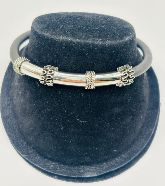 Pulsera de plata .925 con caucho negro y eslabones pulidos, vista frontal sobre maniquí