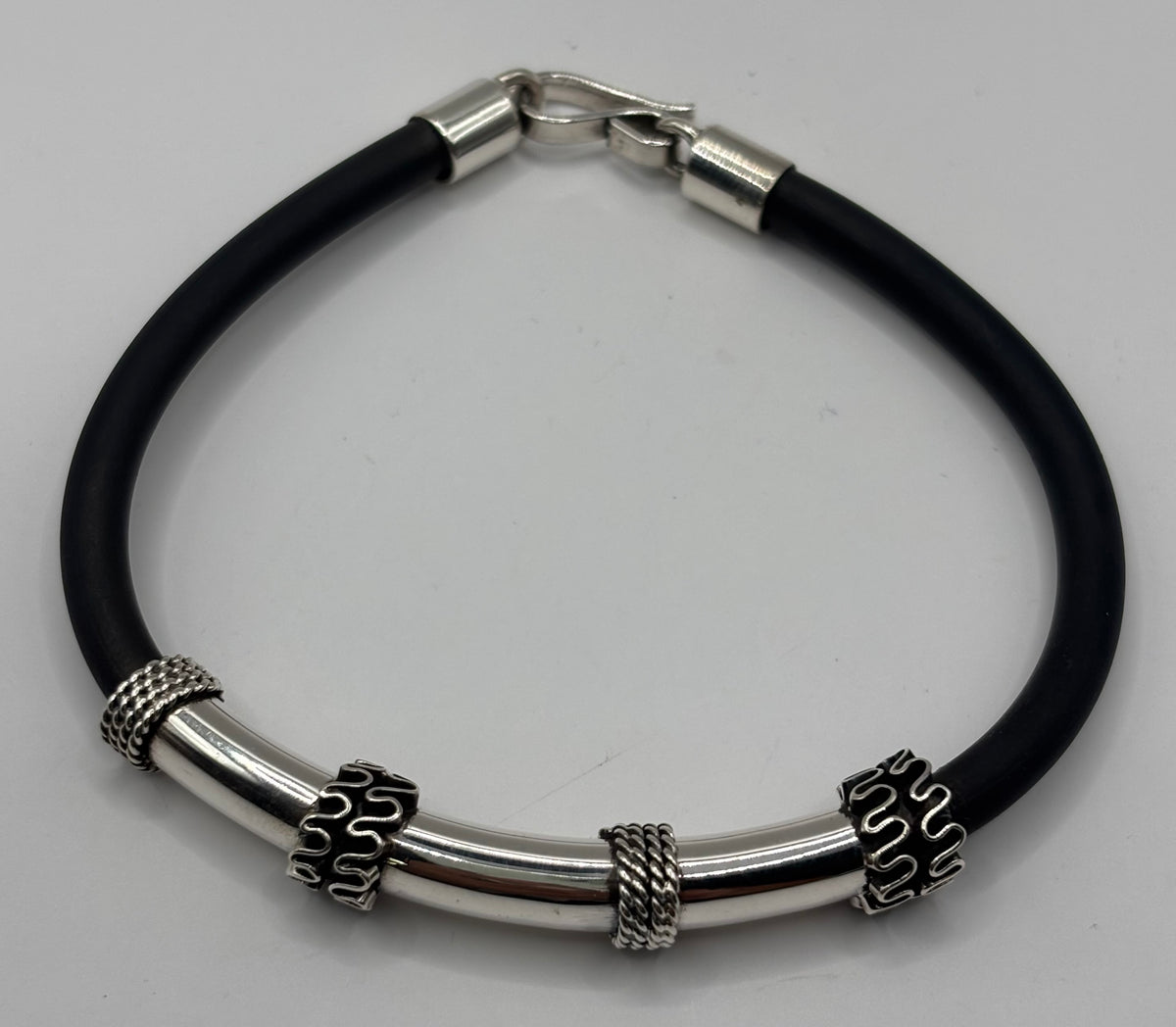 Detalle de cierre y filigrana de la pulsera de plata con caucho