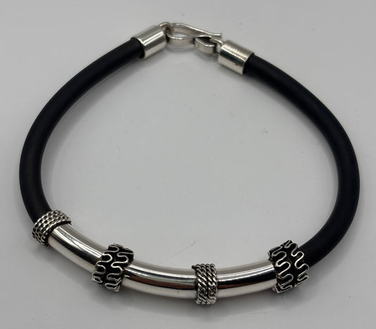 Detalle de cierre y filigrana de la pulsera de plata con caucho