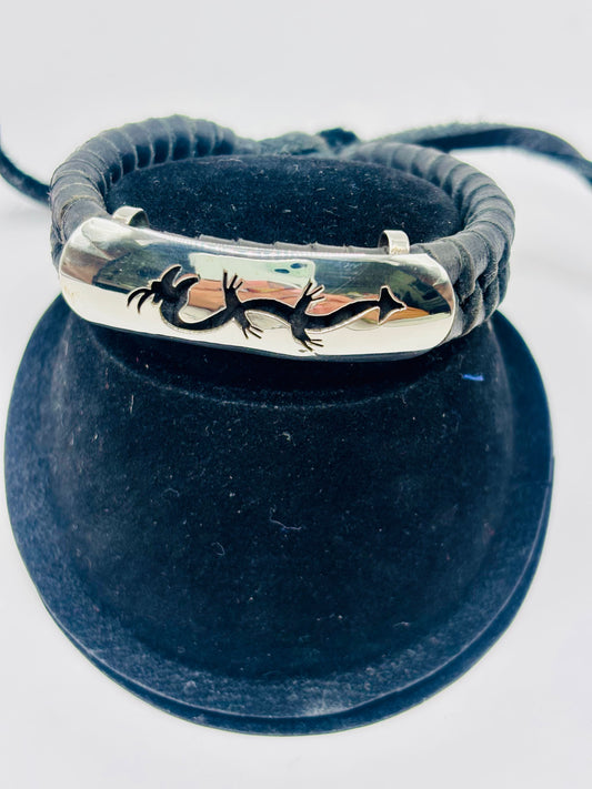 Pulsera de plata .925 con piel negra ajustable y detalle prehispánico grabado, vista frontal