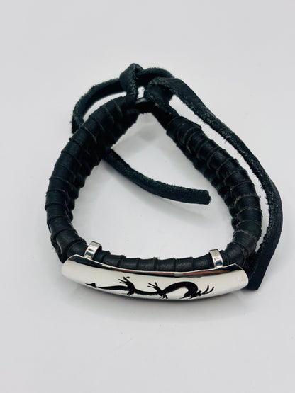 Pulsera de plata .925 con piel ajustable en posición de uso, mostrando el anillo de cierre de plata