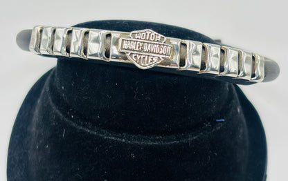 Pulsera Harley-Davidson en plata .925 con eslabones y diseño icónico — vista superior en caucho negro