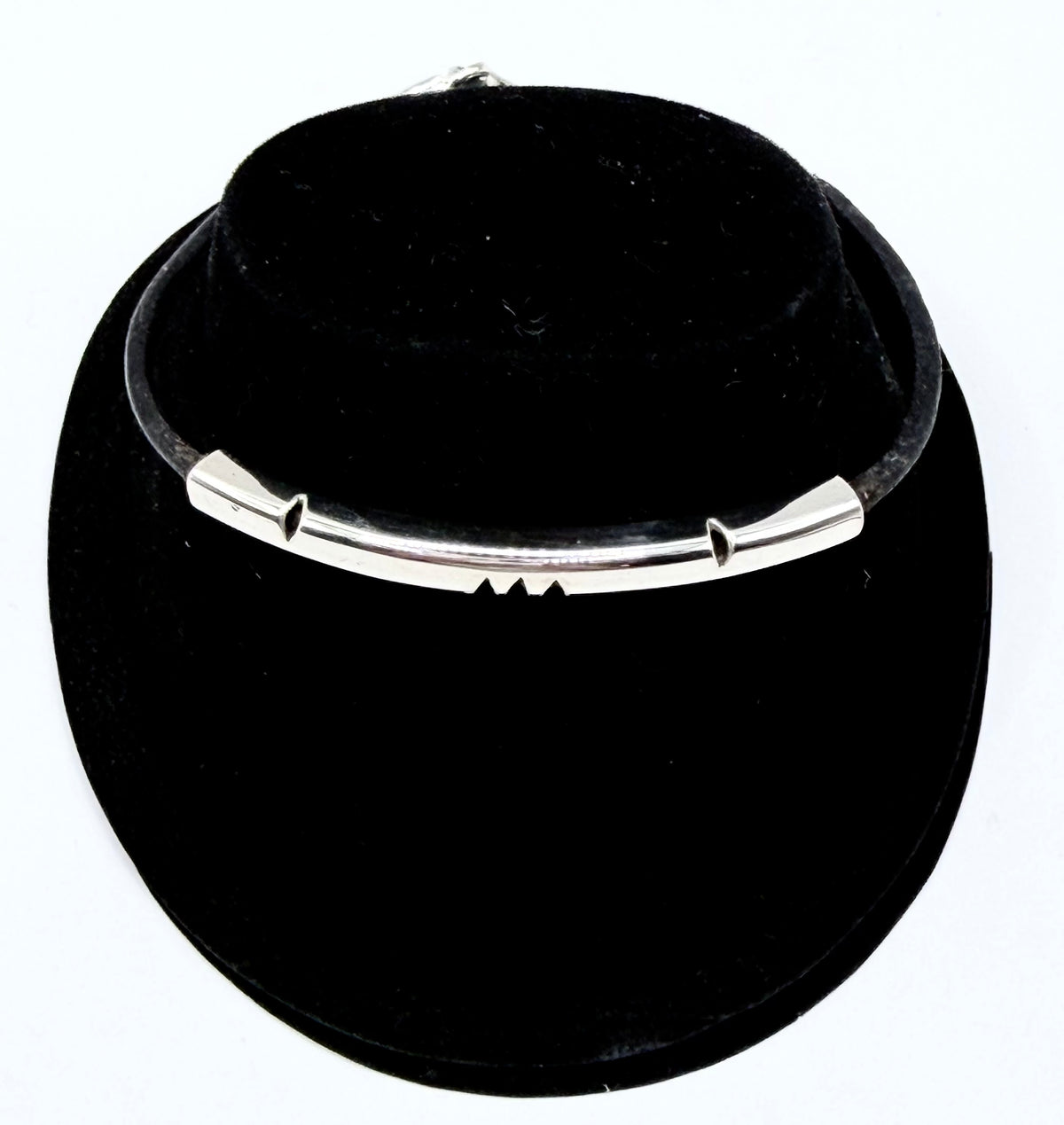 Pulsera de plata .925 vista frontal con broches minimalistas, diseño limpio sobre base negra