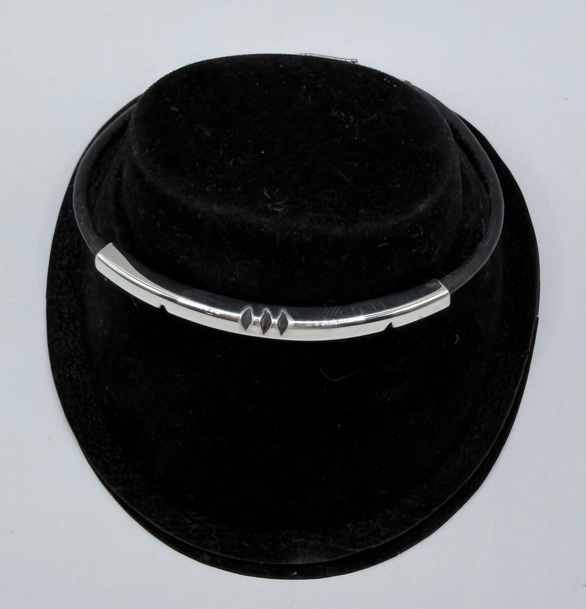 Detalle de pulsera de plata mostrando grosor de 4 mm y acabado pulido, vista lateral