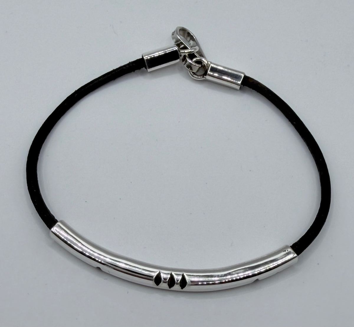 Pulsera de plata .925 en muñeca con cierre y broches plateados, largo 19 cm