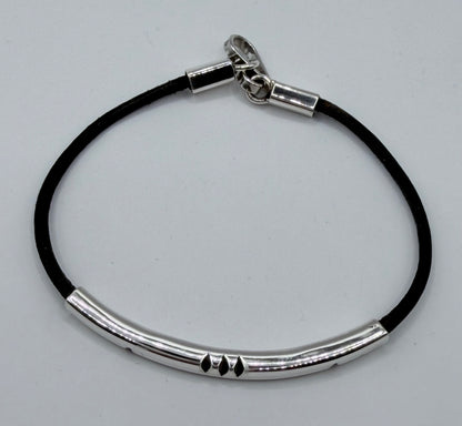 Pulsera de plata .925 en muñeca con cierre y broches plateados, largo 19 cm