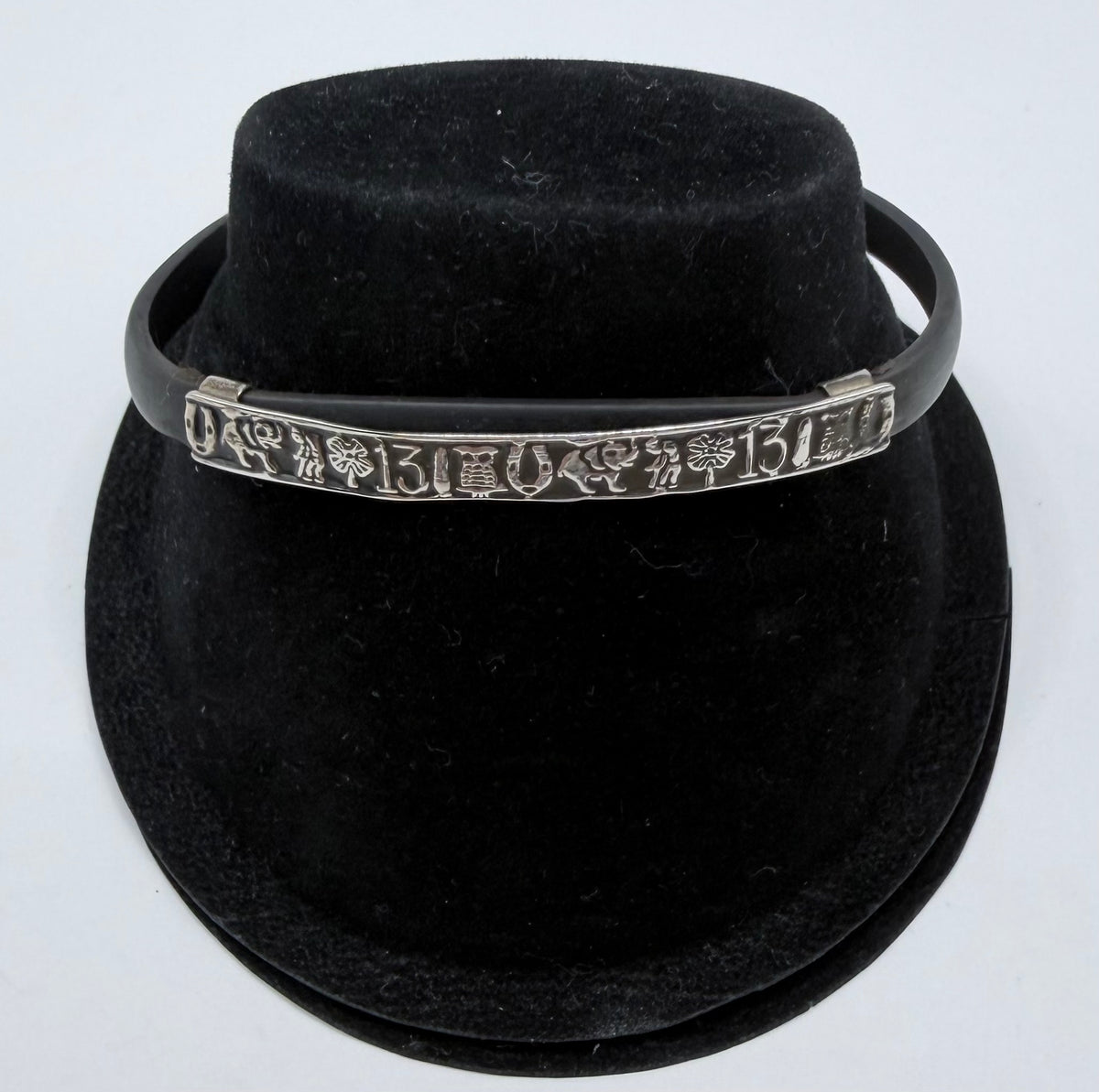 Pulsera de plata .925 con caucho negro, vista de frente mostrando banda grabada con símbolos prehispánicos