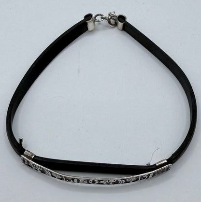Detalle de cierre elástico plateado y grabados de la buena suerte en pulsera de Taxco
