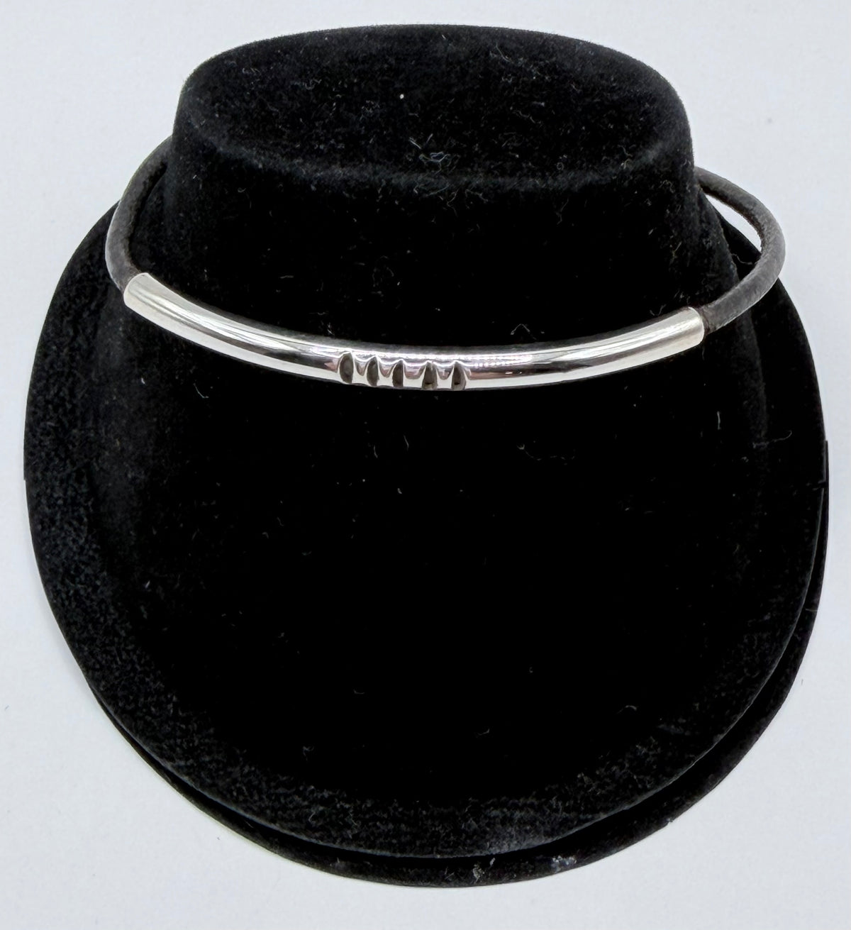 Pulsera de plata .925 con cuero negro, 20 cm de largo, vista superior en presentador negro