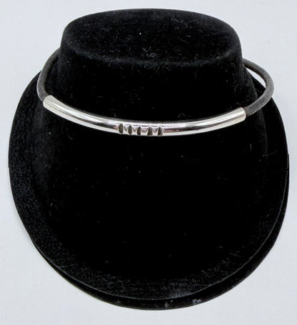 Pulsera de plata .925 con cuero negro, 20 cm de largo, vista superior en presentador negro