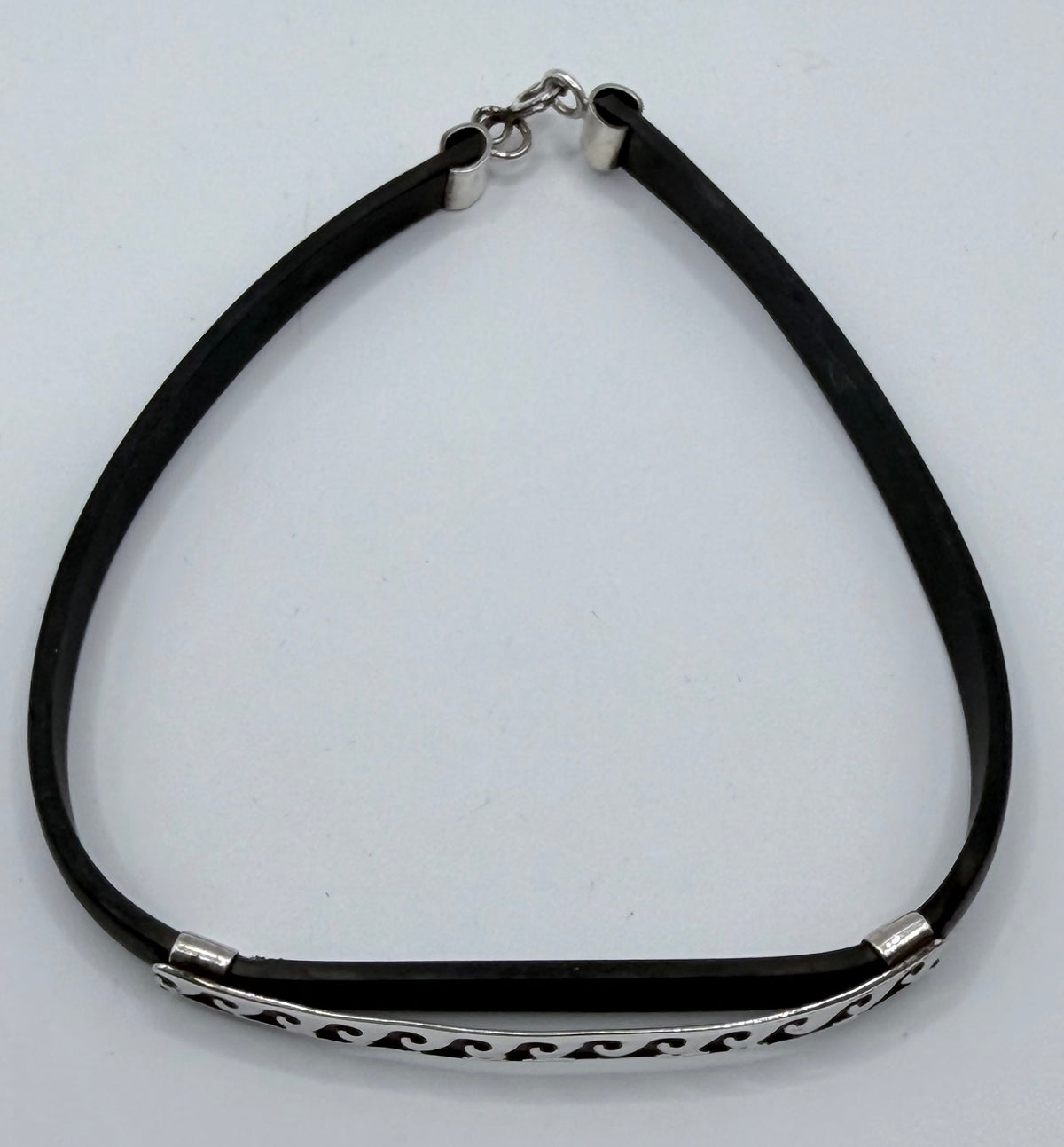 Detalle del cierre de plata con diseño de olas de la pulsera de Bravo Joyería