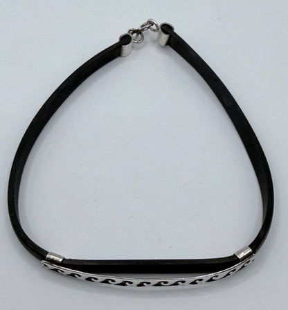 Detalle del cierre de plata con diseño de olas de la pulsera de Bravo Joyería