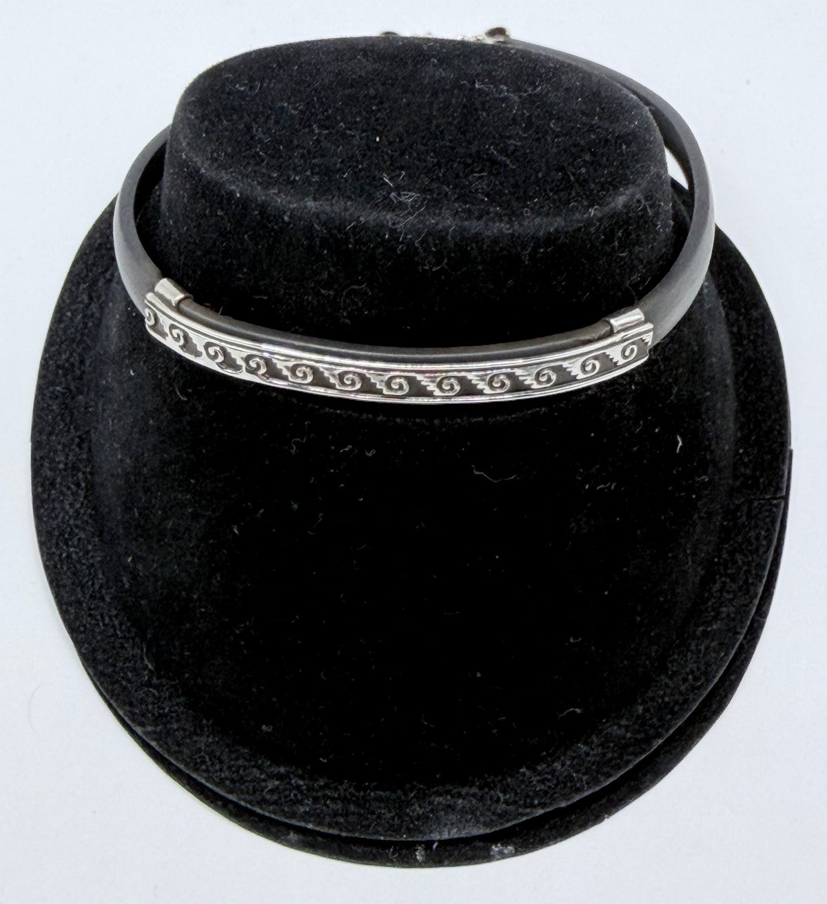 Pulsera de plata .925 con caucho negro, cierre de cadena repujada, vista frontal sobre fondo blanco