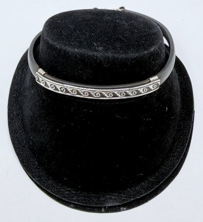 Pulsera de plata .925 con caucho negro, cierre de cadena repujada, vista frontal sobre fondo blanco