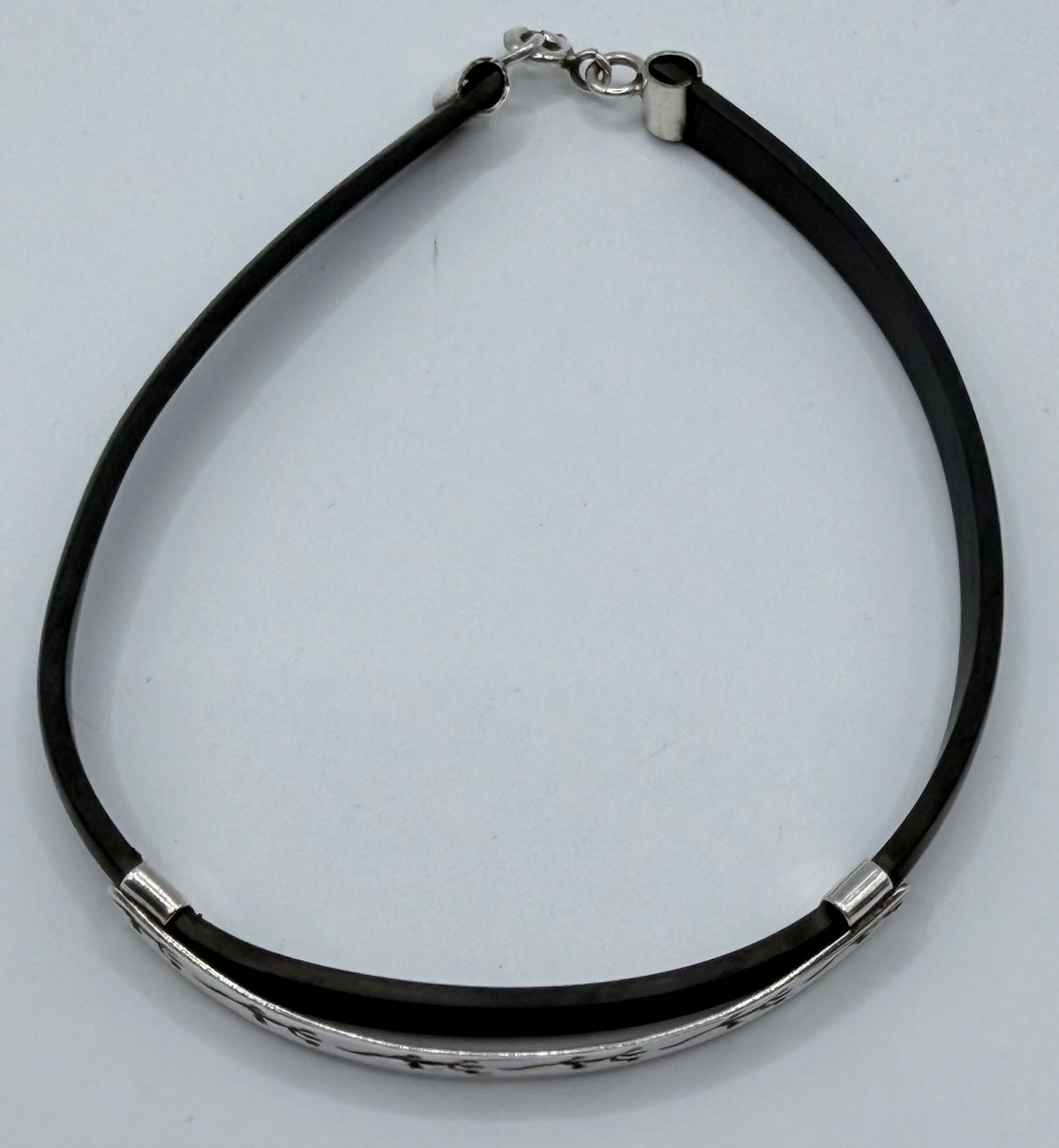 Pulsera de plata y caucho con iguana, detalle del cierre y acabado pulido de la plata